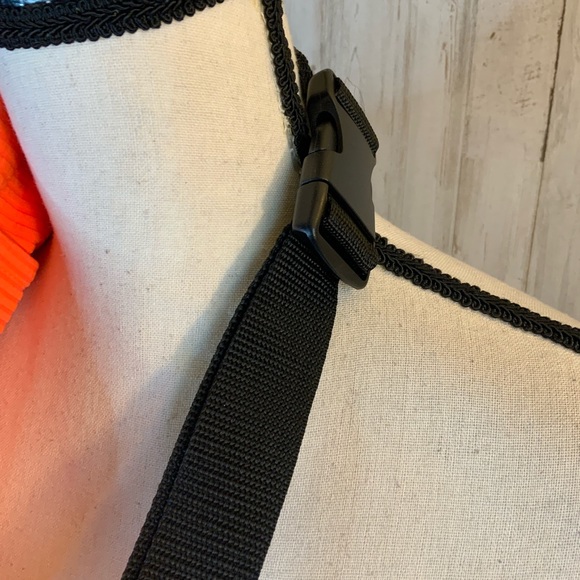 Triangl Fanny pack with cell pocket in the back. - Picture 3 of 5